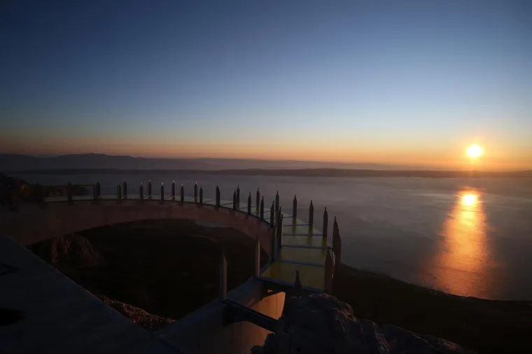 Biste li imali hrabrosti? Nebeska &scaron;etnica na Bikovu: Vi stojite na staklu, a ispod vas 1228 metara padine