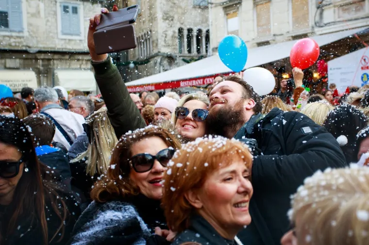 Splićani odradili generalnu probu! Pogledajte kako su proslavili doček Nove godine u 15 sati