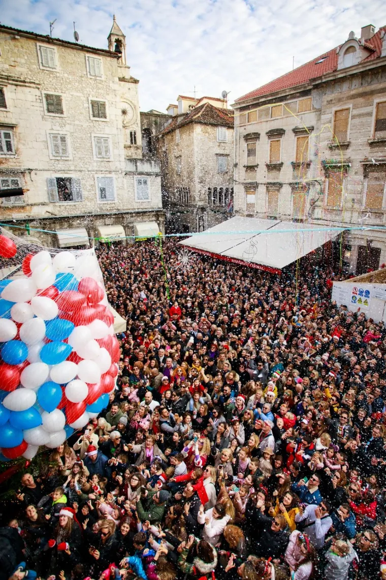Splićani odradili generalnu probu! Pogledajte kako su proslavili doček Nove godine u 15 sati