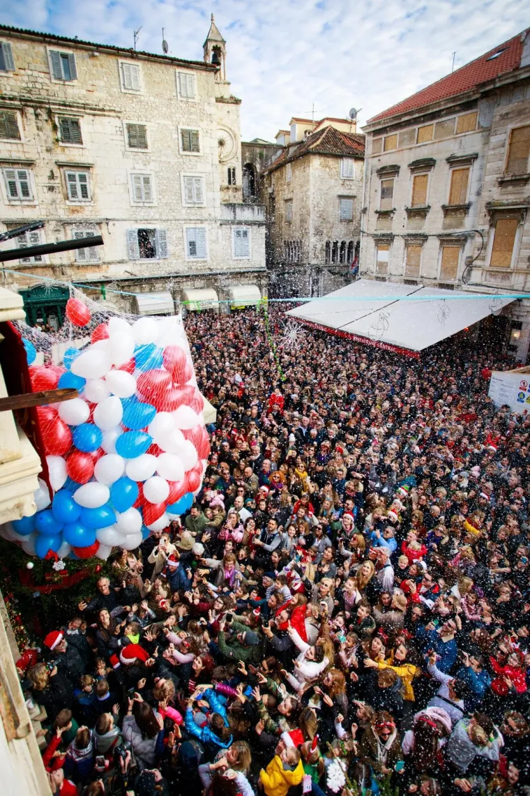 Splićani odradili generalnu probu! Pogledajte kako su proslavili doček Nove godine u 15 sati