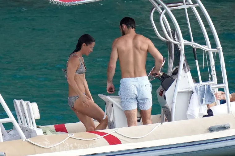 SESTRA I MAJKA KATE MIDDLETON POKAZALE ZAVIDNU LINIJU: Skinule se u kupaće kostime, a pridružila im se i nova članica obitelji