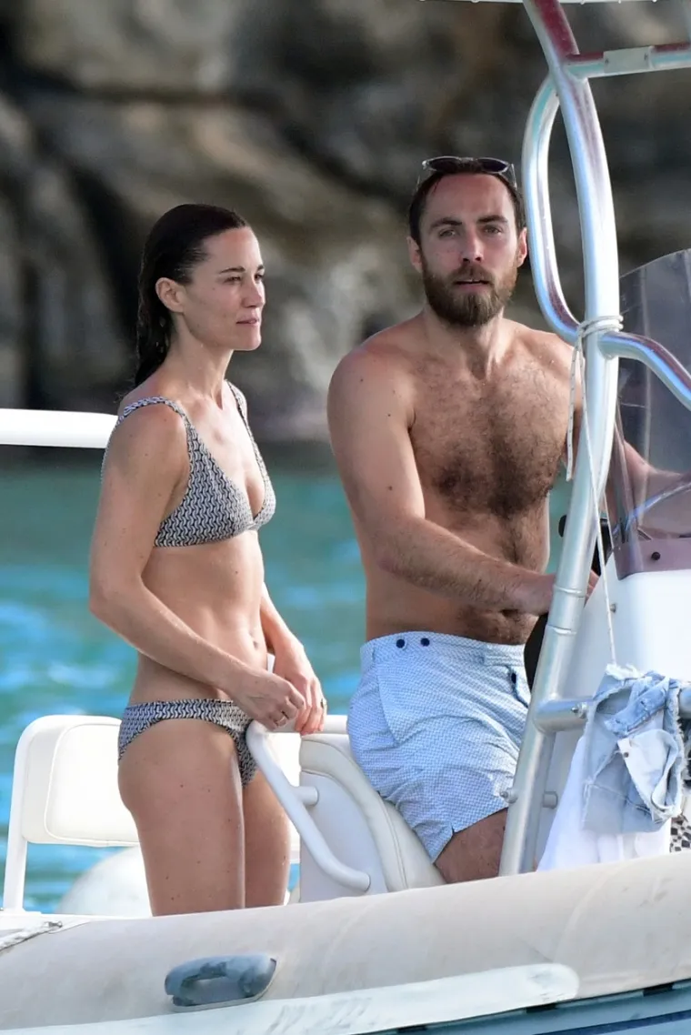 SESTRA I MAJKA KATE MIDDLETON POKAZALE ZAVIDNU LINIJU: Skinule se u kupaće kostime, a pridružila im se i nova članica obitelji