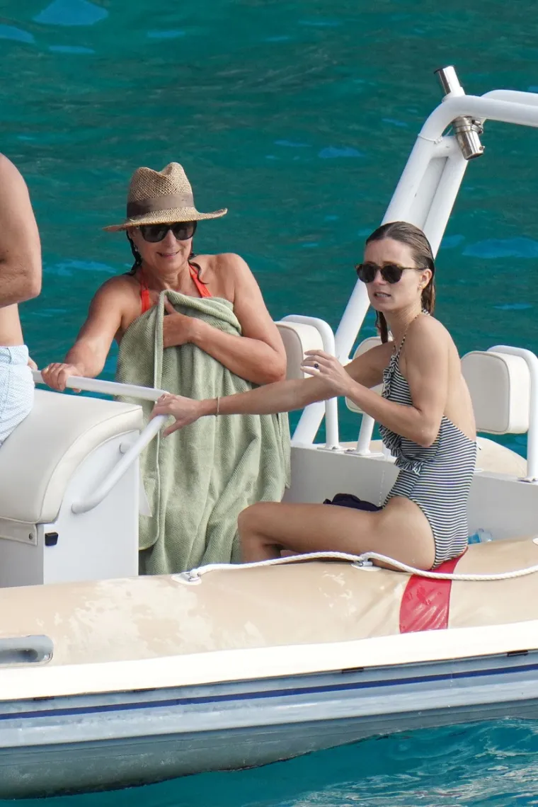 SESTRA I MAJKA KATE MIDDLETON POKAZALE ZAVIDNU LINIJU: Skinule se u kupaće kostime, a pridružila im se i nova članica obitelji