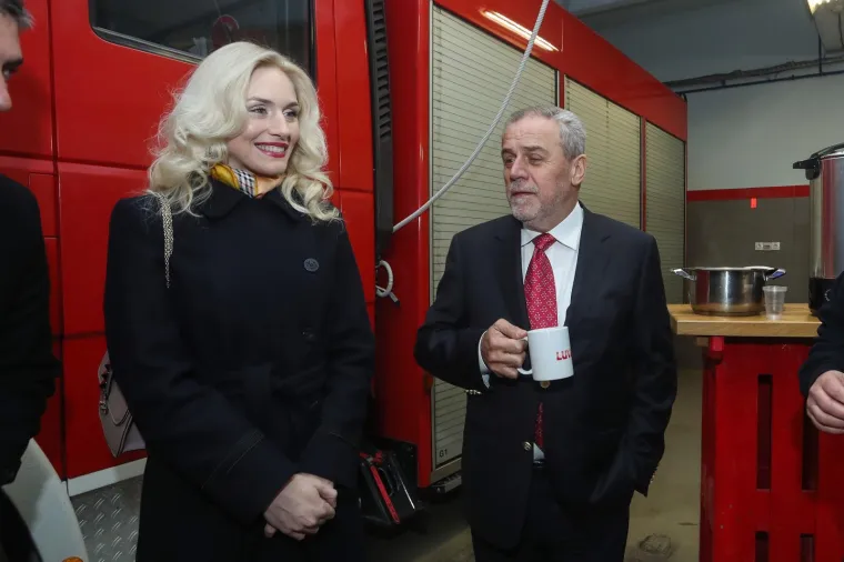 Bandić u novogodi&scaron;njoj noći obi&scaron;ao vatrogasce, a Pavle Kalinić dobio je i prigodni - vatrogasni poklon