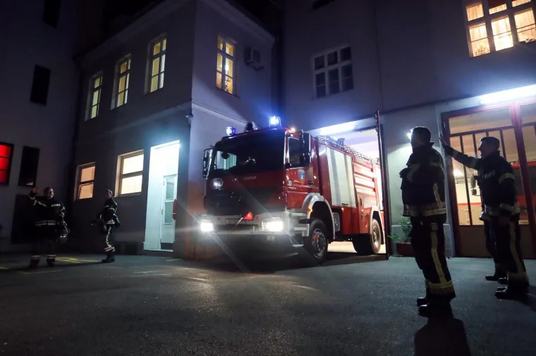 Bandić u novogodi&scaron;njoj noći obi&scaron;ao vatrogasce, a Pavle Kalinić dobio je i prigodni - vatrogasni poklon