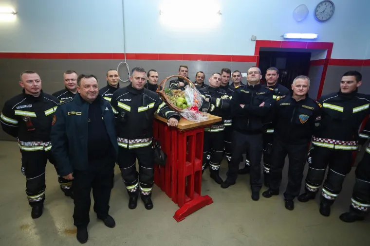 Bandić u novogodi&scaron;njoj noći obi&scaron;ao vatrogasce, a Pavle Kalinić dobio je i prigodni - vatrogasni poklon