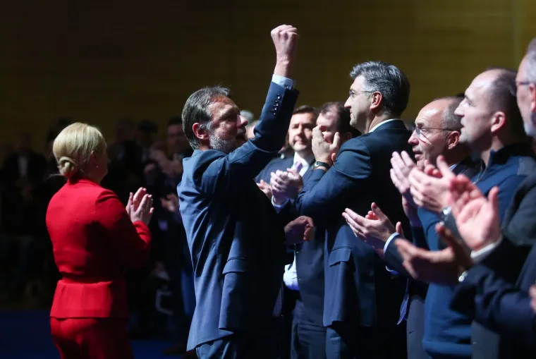 Veseli skup u Bandićevoj utvrdi: Red pjesme, red plesa pa govora... Dobrog raspoloženja nije manjkalo