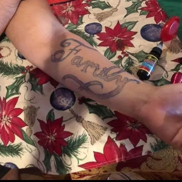 NEKE LO&Scaron;E ODABIRE NI 2020. NEĆE IZBRISATI: Oni imaju najgore tetovaže ikad, a &scaron;to jo&scaron; tužnije, ne izgledaju kao da se kaju