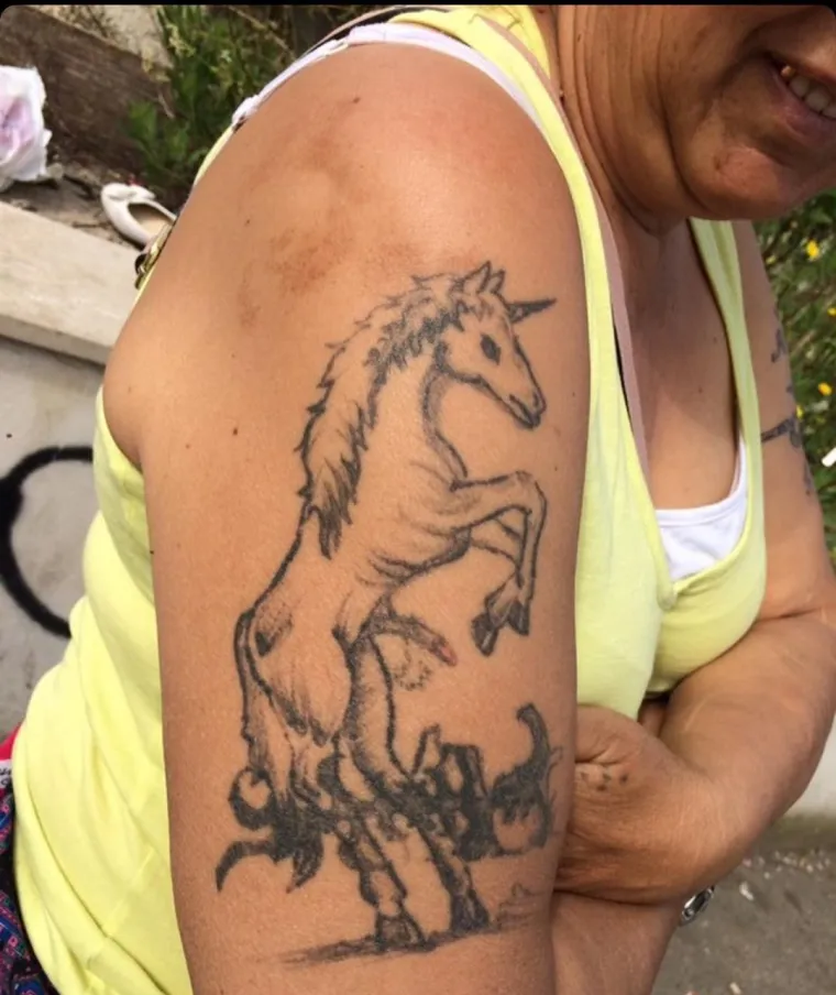 NEKE LO&Scaron;E ODABIRE NI 2020. NEĆE IZBRISATI: Oni imaju najgore tetovaže ikad, a &scaron;to jo&scaron; tužnije, ne izgledaju kao da se kaju