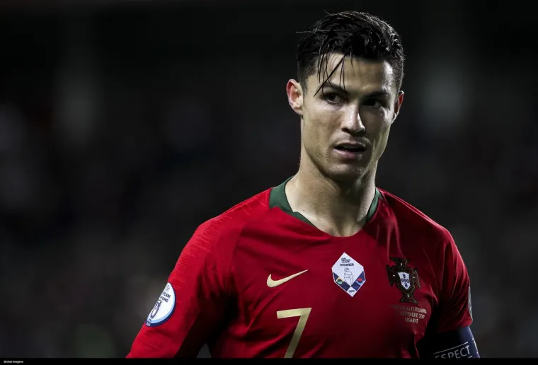 Drugo mjesto na ljestvici zarada u proteklih 10 godina zauzima portugalska nogometna zvijezda Cristiano Ronaldo sa 640 milijuna eura. Zanimljivo, Ronaldo je na početku desetljeća bio tek 13. sportaš svijeta po godišnjim prihodima.