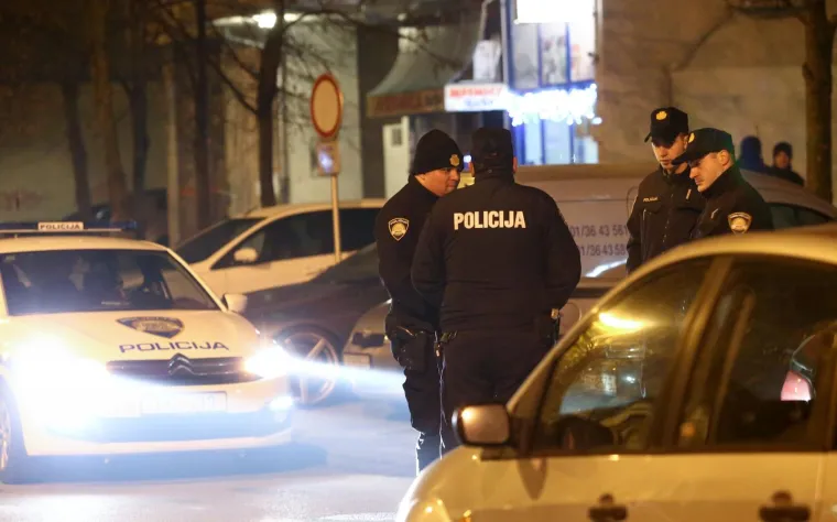 U Ulici Milivoja Matošeca na zagrebačkoj Malešenici došlo je do pucnjave. Kako nam je potvrđeno iz PU zagrebačke, dojava o pucnjavi zaprimljena je oko 18.40 sati. Tada je prijavljeno da je u spomenutoj ulici došlo do pucnjave iz vatrenog oružja i da je jedna osoba ozlijeđena. Prema neslužbenim informacijama, ozlijeđena je osoba izvan životne opasnosti te je medicinski zbrinuta.
