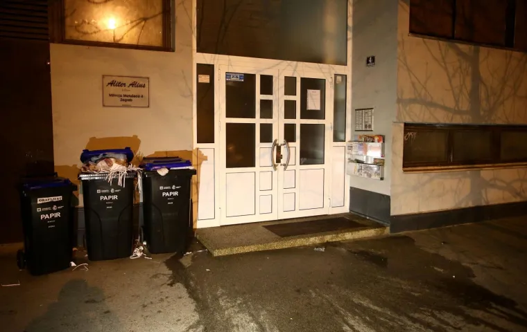 U Ulici Milivoja Matošeca na zagrebačkoj Malešenici došlo je do pucnjave. Kako nam je potvrđeno iz PU zagrebačke, dojava o pucnjavi zaprimljena je oko 18.40 sati. Tada je prijavljeno da je u spomenutoj ulici došlo do pucnjave iz vatrenog oružja i da je jedna osoba ozlijeđena. Prema neslužbenim informacijama, ozlijeđena je osoba izvan životne opasnosti te je medicinski zbrinuta.