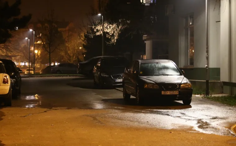 U Ulici Milivoja Matošeca na zagrebačkoj Malešenici došlo je do pucnjave. Kako nam je potvrđeno iz PU zagrebačke, dojava o pucnjavi zaprimljena je oko 18.40 sati. Tada je prijavljeno da je u spomenutoj ulici došlo do pucnjave iz vatrenog oružja i da je jedna osoba ozlijeđena. Prema neslužbenim informacijama, ozlijeđena je osoba izvan životne opasnosti te je medicinski zbrinuta.