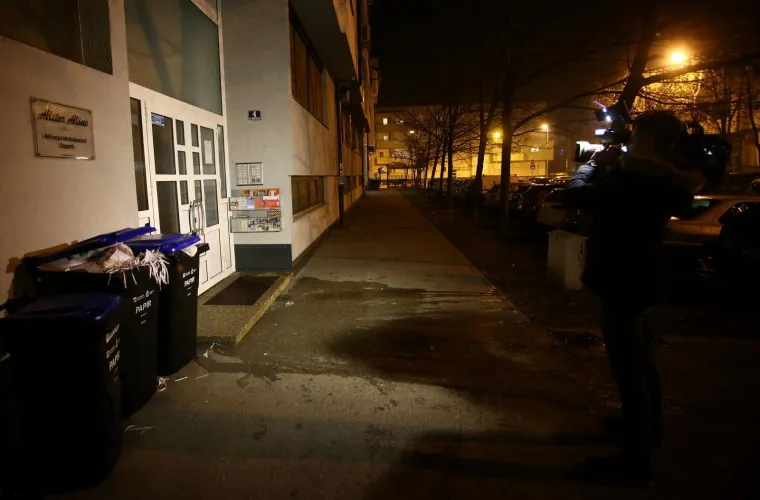 U Ulici Milivoja Matošeca na zagrebačkoj Malešenici došlo je do pucnjave. Kako nam je potvrđeno iz PU zagrebačke, dojava o pucnjavi zaprimljena je oko 18.40 sati. Tada je prijavljeno da je u spomenutoj ulici došlo do pucnjave iz vatrenog oružja i da je jedna osoba ozlijeđena. Prema neslužbenim informacijama, ozlijeđena je osoba izvan životne opasnosti te je medicinski zbrinuta.