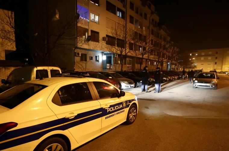 U Ulici Milivoja Matošeca na zagrebačkoj Malešenici došlo je do pucnjave. Kako nam je potvrđeno iz PU zagrebačke, dojava o pucnjavi zaprimljena je oko 18.40 sati. Tada je prijavljeno da je u spomenutoj ulici došlo do pucnjave iz vatrenog oružja i da je jedna osoba ozlijeđena. Prema neslužbenim informacijama, ozlijeđena je osoba izvan životne opasnosti te je medicinski zbrinuta.