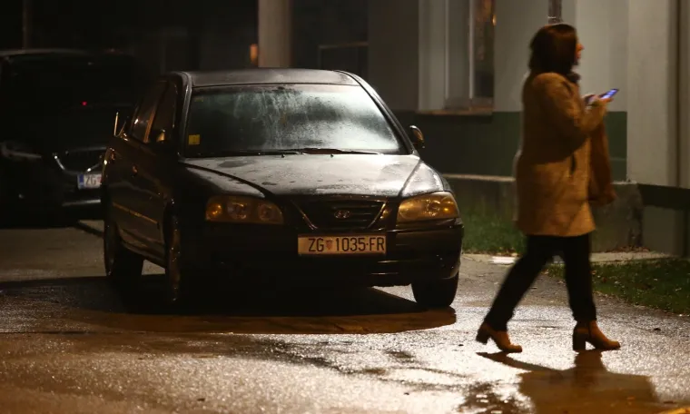 U Ulici Milivoja Matošeca na zagrebačkoj Malešenici došlo je do pucnjave. Kako nam je potvrđeno iz PU zagrebačke, dojava o pucnjavi zaprimljena je oko 18.40 sati. Tada je prijavljeno da je u spomenutoj ulici došlo do pucnjave iz vatrenog oružja i da je jedna osoba ozlijeđena. Prema neslužbenim informacijama, ozlijeđena je osoba izvan životne opasnosti te je medicinski zbrinuta.