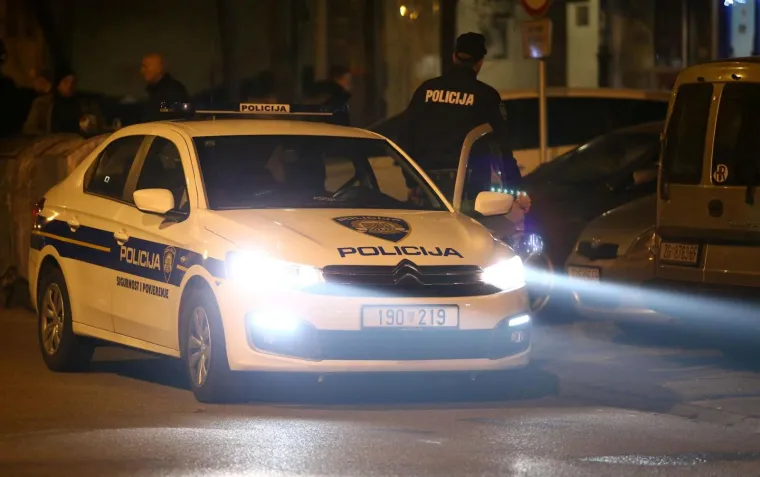 U Ulici Milivoja Matošeca na zagrebačkoj Malešenici došlo je do pucnjave. Kako nam je potvrđeno iz PU zagrebačke, dojava o pucnjavi zaprimljena je oko 18.40 sati. Tada je prijavljeno da je u spomenutoj ulici došlo do pucnjave iz vatrenog oružja i da je jedna osoba ozlijeđena. Prema neslužbenim informacijama, ozlijeđena je osoba izvan životne opasnosti te je medicinski zbrinuta.