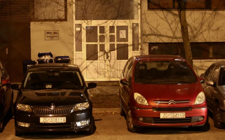 U Ulici Milivoja Matošeca na zagrebačkoj Malešenici došlo je do pucnjave. Kako nam je potvrđeno iz PU zagrebačke, dojava o pucnjavi zaprimljena je oko 18.40 sati. Tada je prijavljeno da je u spomenutoj ulici došlo do pucnjave iz vatrenog oružja i da je jedna osoba ozlijeđena. Prema neslužbenim informacijama, ozlijeđena je osoba izvan životne opasnosti te je medicinski zbrinuta.