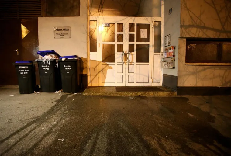 U Ulici Milivoja Matošeca na zagrebačkoj Malešenici došlo je do pucnjave. Kako nam je potvrđeno iz PU zagrebačke, dojava o pucnjavi zaprimljena je oko 18.40 sati. Tada je prijavljeno da je u spomenutoj ulici došlo do pucnjave iz vatrenog oružja i da je jedna osoba ozlijeđena. Prema neslužbenim informacijama, ozlijeđena je osoba izvan životne opasnosti te je medicinski zbrinuta.