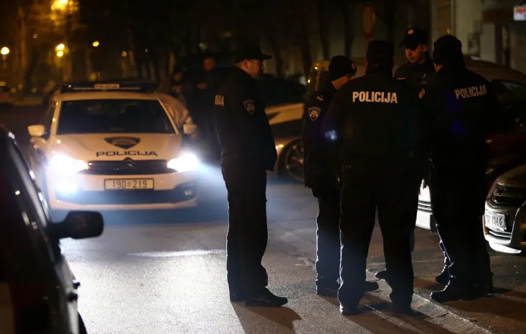U Ulici Milivoja Matošeca na zagrebačkoj Malešenici došlo je do pucnjave. Kako nam je potvrđeno iz PU zagrebačke, dojava o pucnjavi zaprimljena je oko 18.40 sati. Tada je prijavljeno da je u spomenutoj ulici došlo do pucnjave iz vatrenog oružja i da je jedna osoba ozlijeđena. Prema neslužbenim informacijama, ozlijeđena je osoba izvan životne opasnosti te je medicinski zbrinuta.