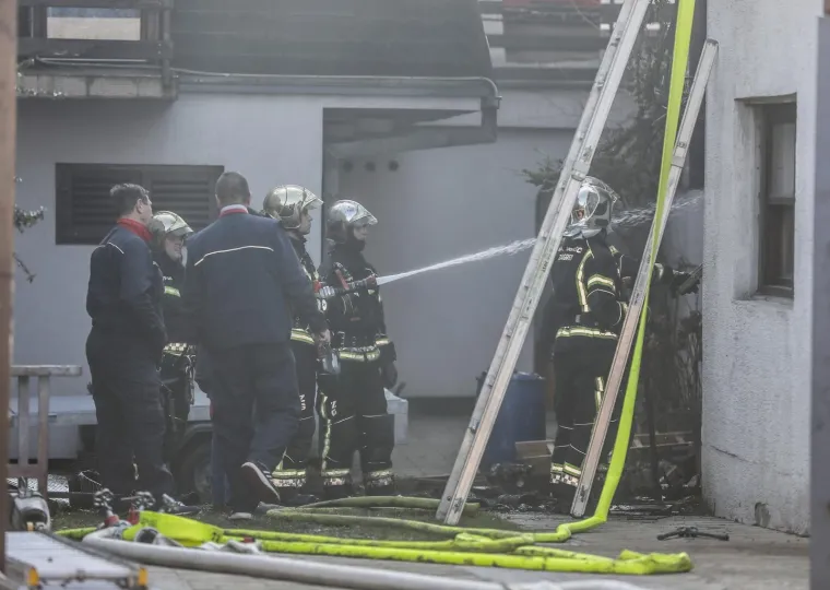 Požar u Zagrebu: Vatra zahvatila vanjski dio kuće te krovi&scaron;te