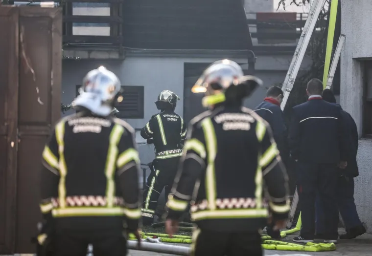 Požar u Zagrebu: Vatra zahvatila vanjski dio kuće te krovi&scaron;te