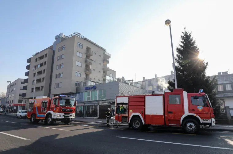 Požar u Zagrebu: Vatra zahvatila vanjski dio kuće te krovi&scaron;te