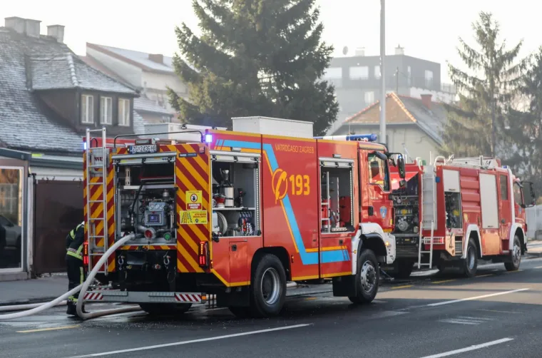 Požar u Zagrebu: Vatra zahvatila vanjski dio kuće te krovi&scaron;te