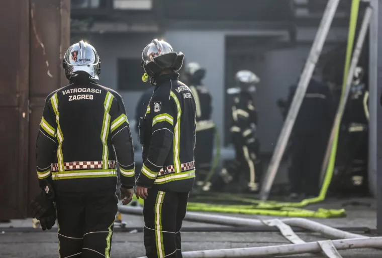 Požar u Zagrebu: Vatra zahvatila vanjski dio kuće te krovi&scaron;te