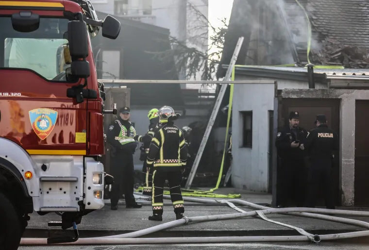 Požar u Zagrebu: Vatra zahvatila vanjski dio kuće te krovi&scaron;te