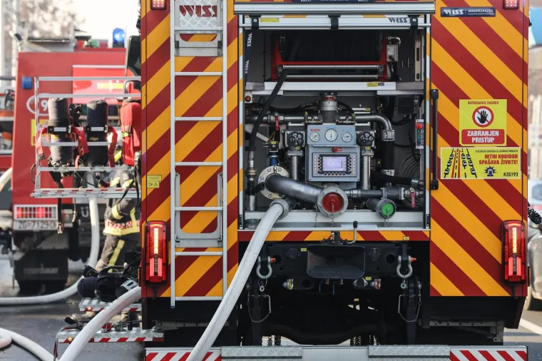 Požar u Zagrebu: Vatra zahvatila vanjski dio kuće te krovi&scaron;te