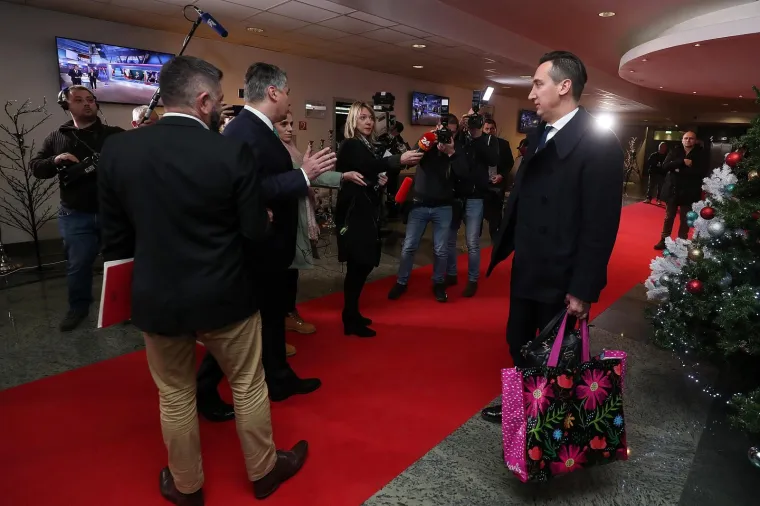 Internet se sprda sa savjetnikom predsjednice: Madžar torbom s cvjetićima kopirao Melaniju Trump