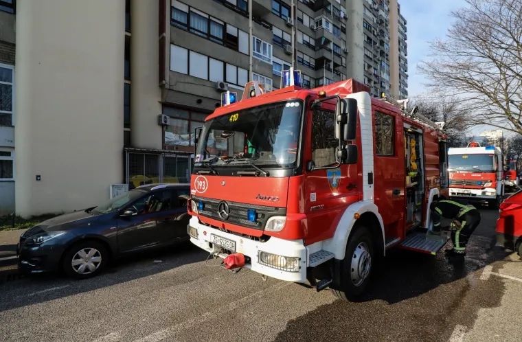 03.01.2020., Zagreb - Vatrogasci gase manji požar u garaži ispod Mamutice. Photo: Jurica Galoić/PIXSELL