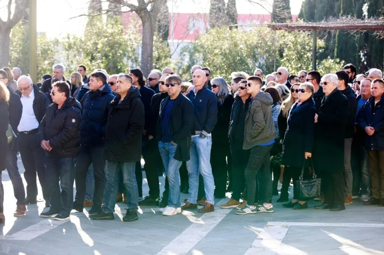 Posljednji ispraćaj legendarnog glumca, pjevača i komičara Damira Mihanovića-Ćubija održan je na splitskom groblju Lovrinac. Čubi je preminuo na Novu godinu nakon kratke i te&scaron;ke bolesti.  Liječio se u zagrebačkoj bolnici Sestre milosrdnice, a želja mu je bila provesti blagdane u rodnom Splitu. Prije manje od mjesec dana Ćubiju je pozlilo prilikom snimanja u Zagrebu, da bi mu nedugo nakon toga bila dijagnosticirana zloćudna bolest.