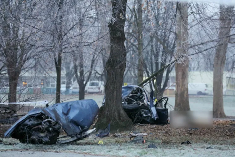 Strava u Osijeku: Tri osobe poginule u sudaru, auto smrskan do neprepoznatljivosti