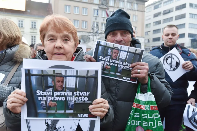 Milan Bandić na novom udaru prosvjednika: 'I Zagreb svog Sanadera ima! Kriv si!'