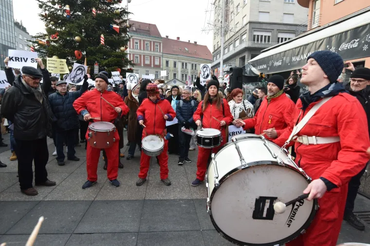 Milan Bandić na novom udaru prosvjednika: 'I Zagreb svog Sanadera ima! Kriv si!'