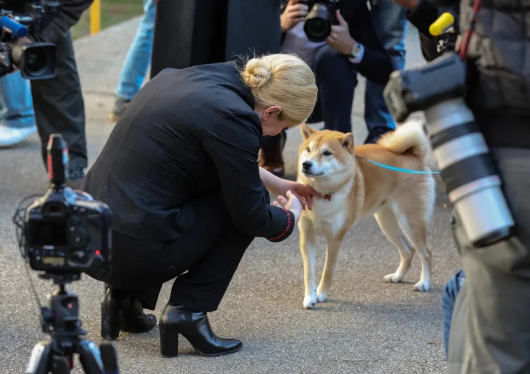 Kolinda Grabar-Kitarović glasovala sa suprugom Jakovom, a potom se mazila sa psićem