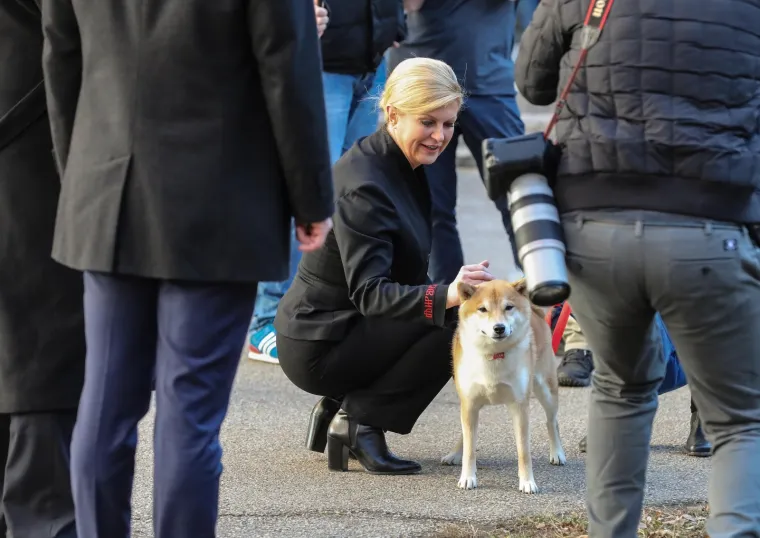 Kolinda Grabar-Kitarović glasovala sa suprugom Jakovom, a potom se mazila sa psićem