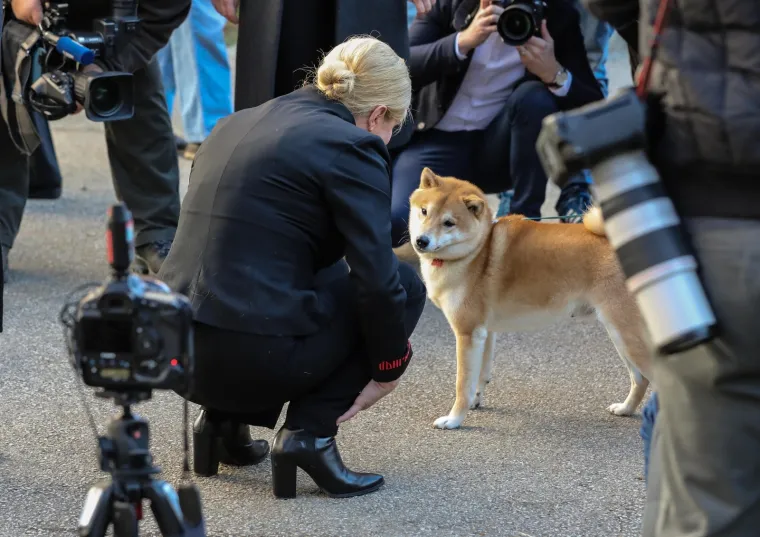 Kolinda Grabar-Kitarović glasovala sa suprugom Jakovom, a potom se mazila sa psićem