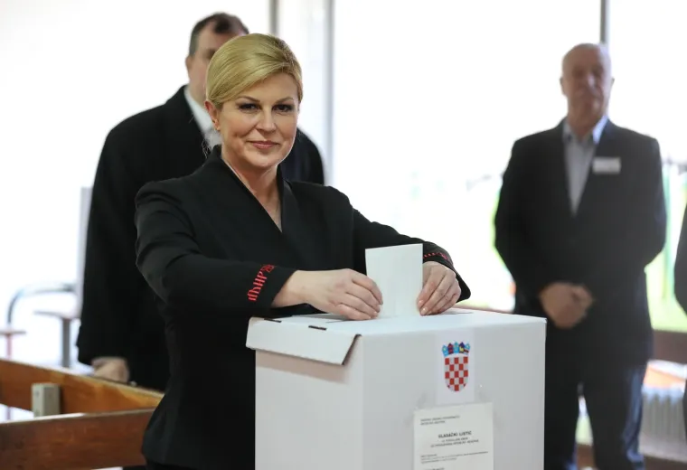 Kolinda Grabar-Kitarović glasovala sa suprugom Jakovom, a potom se mazila sa psićem
