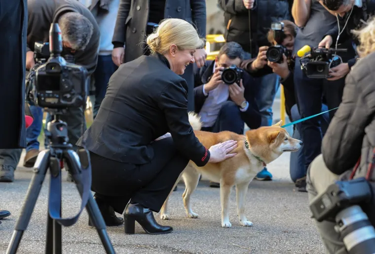 Kolinda Grabar-Kitarović glasovala sa suprugom Jakovom, a potom se mazila sa psićem