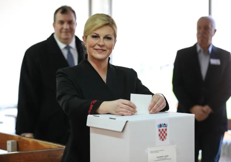 Kolinda Grabar-Kitarović glasovala sa suprugom Jakovom, a potom se mazila sa psićem