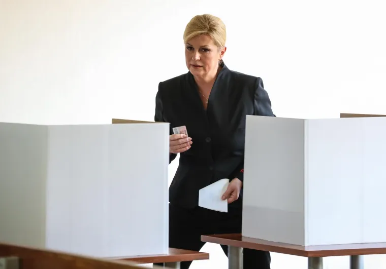 Kolinda Grabar-Kitarović glasovala sa suprugom Jakovom, a potom se mazila sa psićem