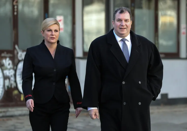 Kolinda Grabar-Kitarović glasovala sa suprugom Jakovom, a potom se mazila sa psićem