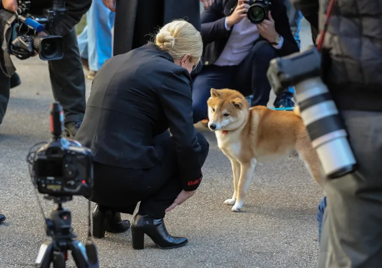 Kolinda Grabar-Kitarović glasovala sa suprugom Jakovom, a potom se mazila sa psićem