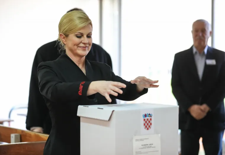 Kolinda Grabar-Kitarović glasovala sa suprugom Jakovom, a potom se mazila sa psićem