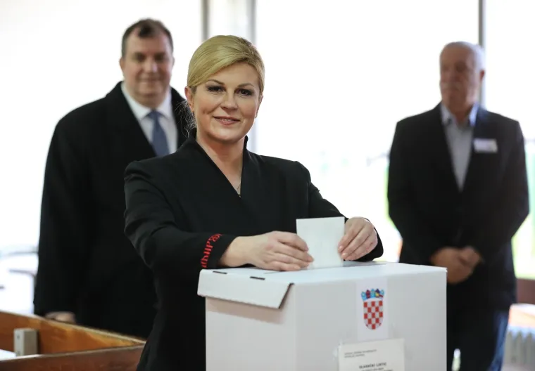 Kolinda Grabar-Kitarović glasovala sa suprugom Jakovom, a potom se mazila sa psićem