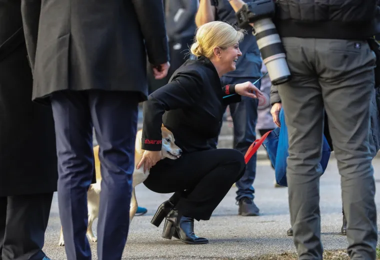 Kolinda Grabar-Kitarović glasovala sa suprugom Jakovom, a potom se mazila sa psićem