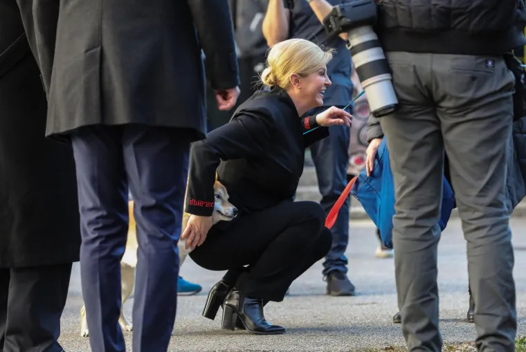 Kolinda Grabar-Kitarović glasovala sa suprugom Jakovom, a potom se mazila sa psićem